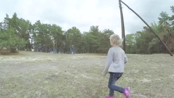 Fille enfant cours à travers la forêt — Video