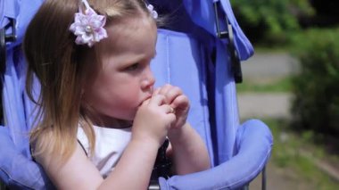 Çörek yiyen kız çocuk