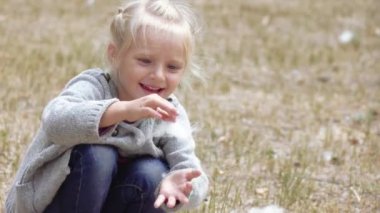 Kız çocuk kabarık tüy üfleme