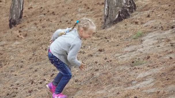 Fille enfant cours à travers la forêt — Video