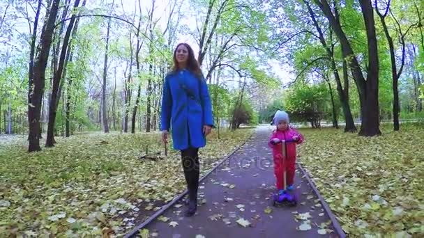 Mom and girl on scooter — Stock Video