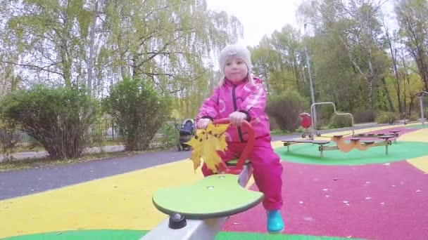 Baby schommel voor evenwicht — Stockvideo