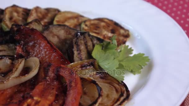 Grilled vegetables on a plate — Stock Video