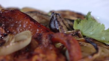 Tabakta ızgara sebzeler