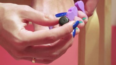 Pedikür ayakları üzerinde küçük çivi