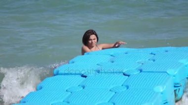 Denizde yüzen platform