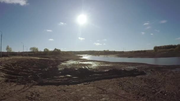 Limpeza da lagoa florestal — Vídeo de Stock