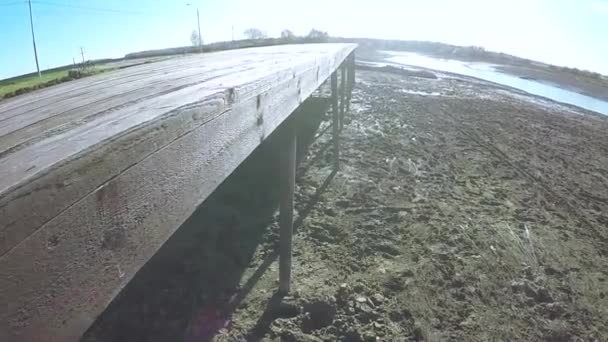 Fotspår i leran i floden — Stockvideo