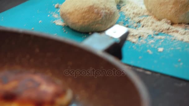 Чизкейки в сковороде с каменным покрытием — стоковое видео