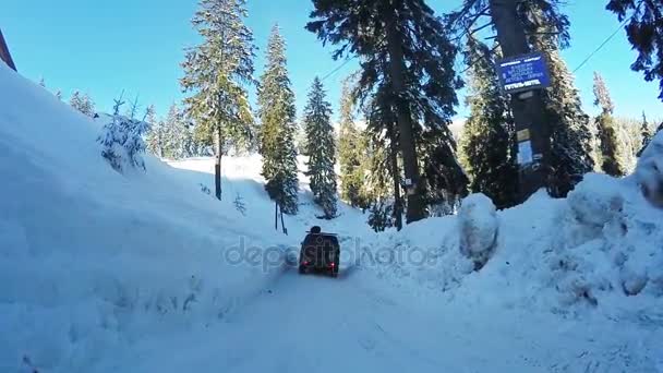 Dağlarda kış yolu — Stok video