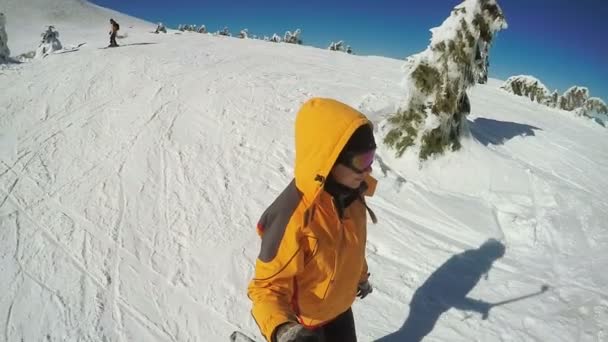 눈덮인 산에서 스키를 타고 가는 여자 — 비디오