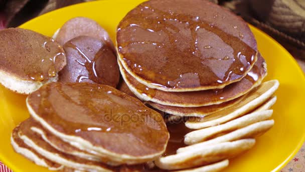 Panqueques de plátano en un plato — Vídeo de stock