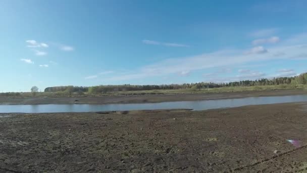 Limpeza da lagoa florestal — Vídeo de Stock