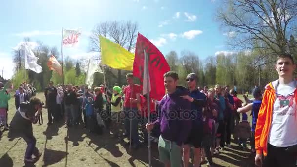 Групи промовців беруть участь у ралі — стокове відео