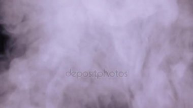 Siyah arkaplanda soyut beyaz su buharı