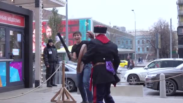 Ingush treinado em espadas macias — Vídeo de Stock