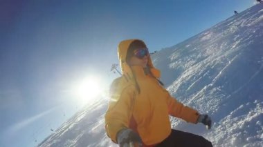 Kar dağlarından kayak yapan kadın.