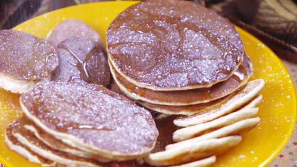 Crêpes à la banane sur une assiette — Video