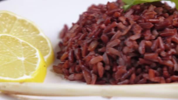 Garnelen mit Reis auf Teller — Stockvideo