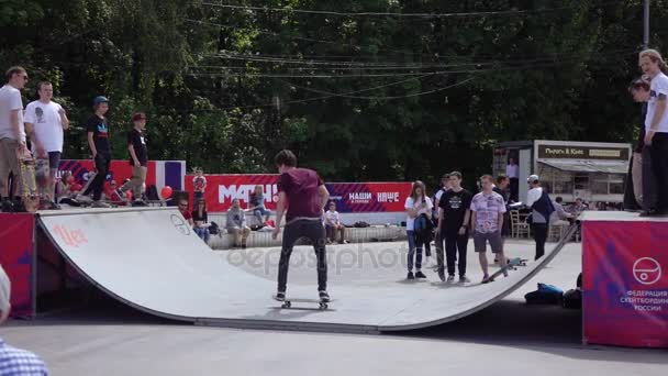 Formación de skate en Sokolniki — Vídeos de Stock