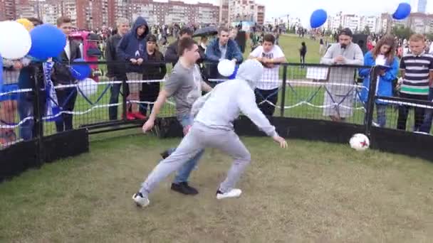 Minifootball en una pequeña área — Vídeo de stock