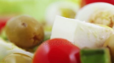 Salata yeşillikleri plaka üzerinde gelen