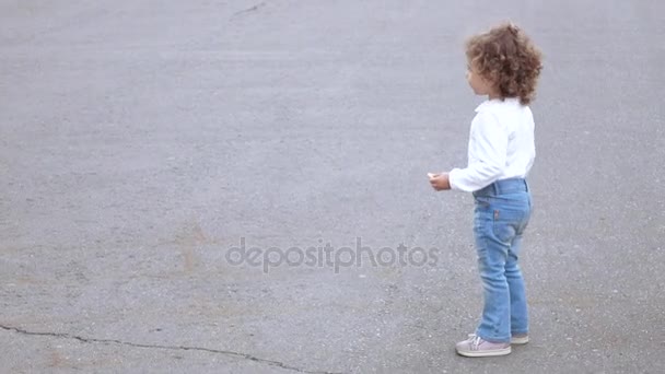 Menina alimenta os pombos — Vídeo de Stock