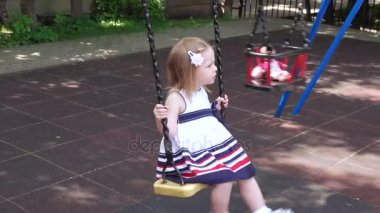 Kız sallanan Bebek Parkı