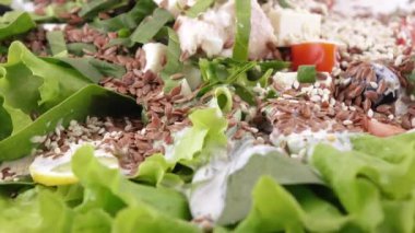 Karışık salata marul yaprakları üzerinde