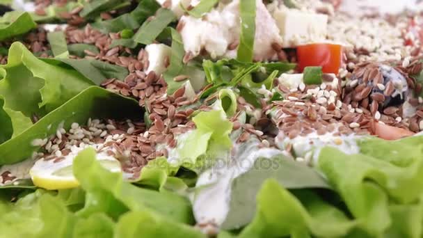 Karışık salata marul yaprakları üzerinde — Stok video