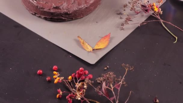 Pumpkin cake on a plate — Stock Video