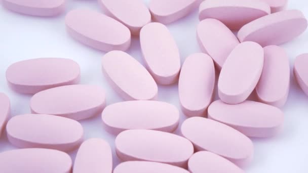 Ovaal roze tabletten op plaat — Stockvideo