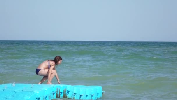 Plataforma flotante en el mar — Vídeos de Stock