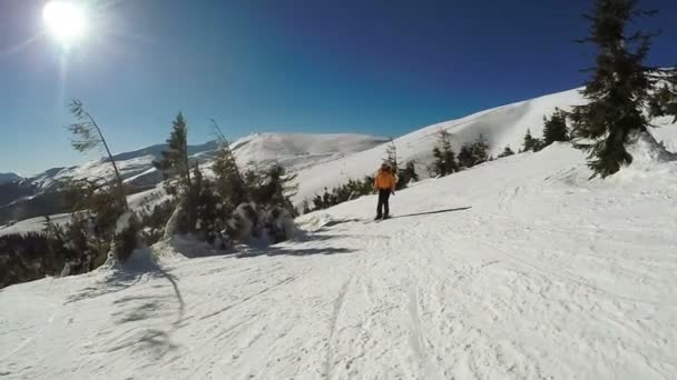Γυναίκα Κατάβαση στα σκι από τα χιονισμένα βουνά — Αρχείο Βίντεο
