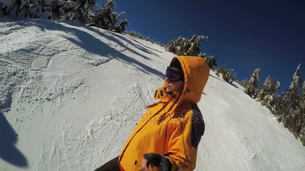 Frauenabfahrt auf Skiern von den Schneebergen — Stockvideo