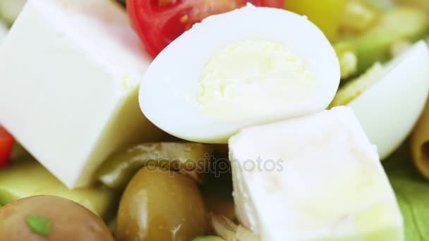 La ensalada de la verdura en el plato — Vídeos de Stock