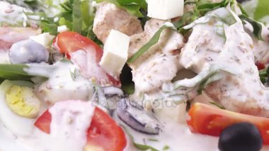 Karışık salata marul yaprakları üzerinde