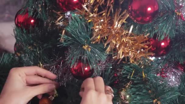 Meisje versiert de kerstboom — Stockvideo