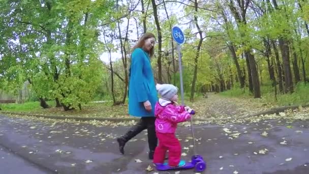 Mamá y niña en scooter — Vídeo de stock