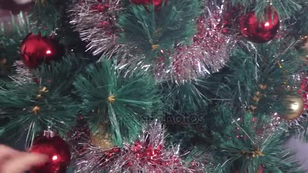 Dívka zdobí vánoční stromek — Stock video