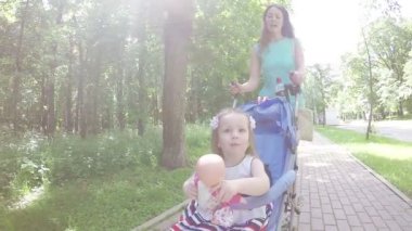 Anne ve kızı bebek arabasında.