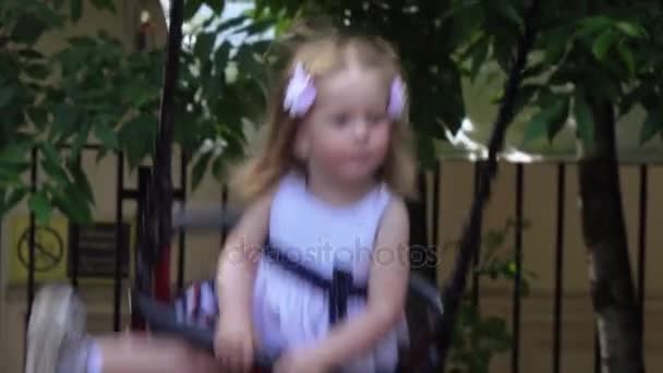 Κορίτσι ιππασία σε μια κούνια μαμά — Αρχείο Βίντεο
