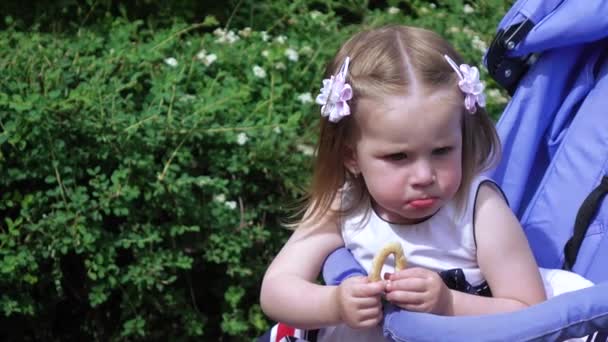 Niña comiendo un bagel — Vídeo de stock