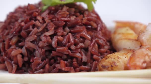 Camarones con arroz en plato — Vídeo de stock