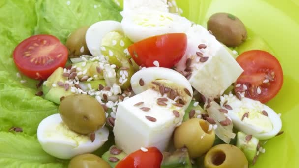 Salată din verdeață pe farfurie — Videoclip de stoc