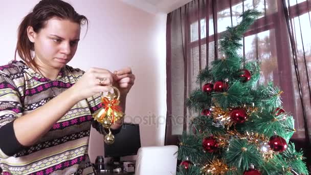 Chica decora el árbol de Navidad — Vídeo de stock