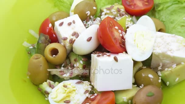 Salade de légumes verts sur assiette — Video