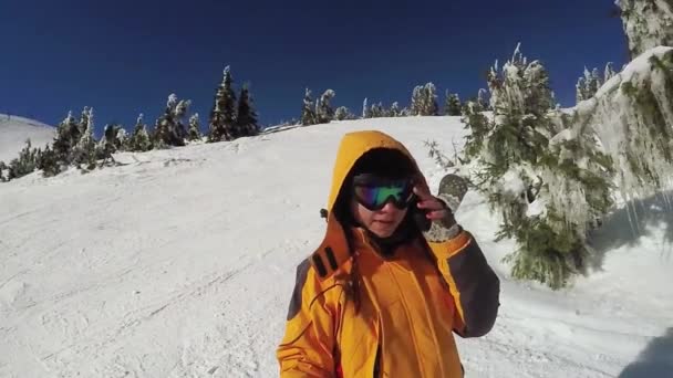 Mujer Descenso en esquís desde las montañas de nieve — Vídeo de stock