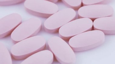 Plaka üzerinde oval pembe Tablet