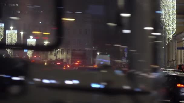 Auto verkeer in het nieuwe jaar Moskou — Stockvideo